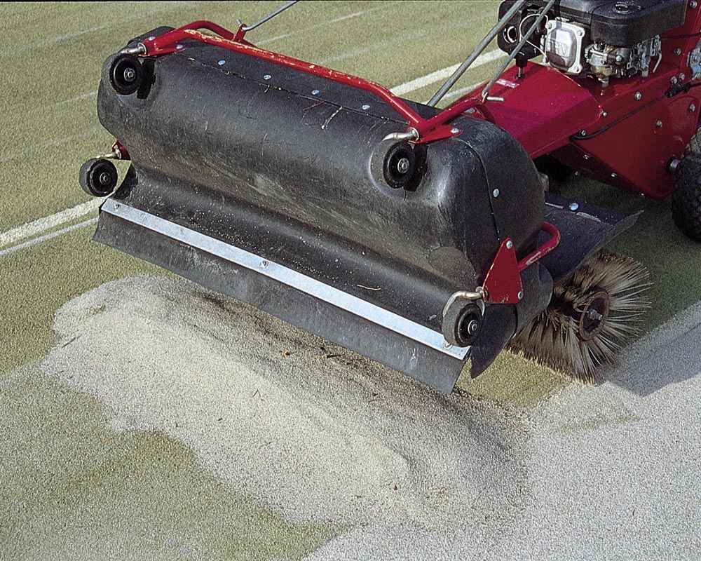 Reinigungs- und Abtragmaschine für Kunstrasen Tennisplatz